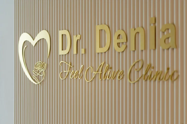 Wandschriftzug „Dr. Denia Feel Alive Clinic“