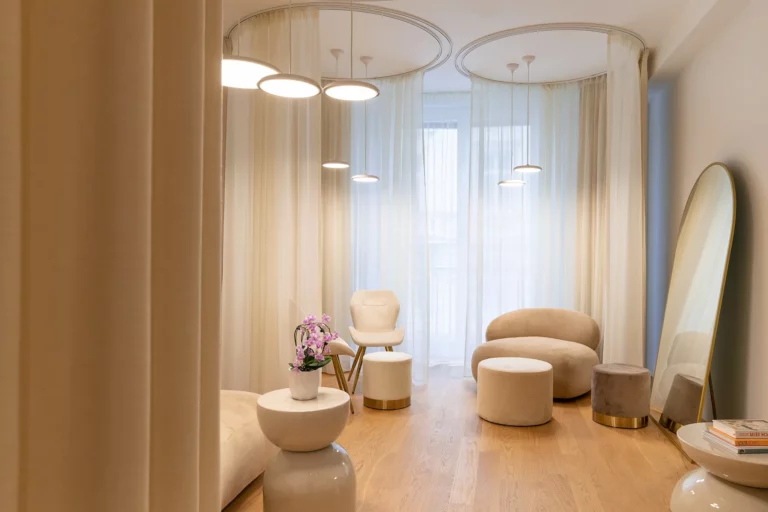 Lounge der Ordination mit runden Deckenleuchten