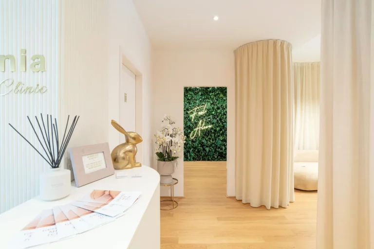 Flur mit Empfang und Blick auf die Pflanzenwand